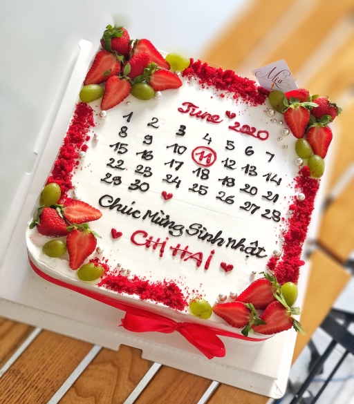 Bánh sinh nhật hình lịch tháng dâu nho hiện đại