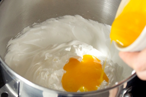 Trộn hỗn hợp lòng đỏ trứng với hỗn hợp lòng trắng trứng